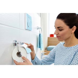 Picture 4 of Toiletrolhouder met deksel tesa® Smooz hoogglans verchroomd metaal zelfklevend