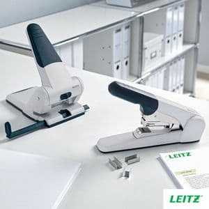 Picture 2 of Nietmachine Leitz Heavy Duty Flat Clinch 60 vel zilver