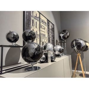 Picture 5 of Boekensteun Troika met magnetische globe 13cm zwart-zilver