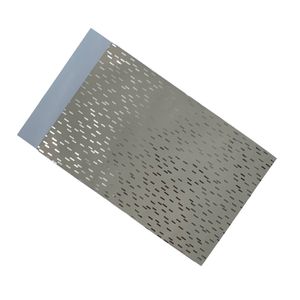 Picture 1 of Cadeauzakjes gemetaliseerd papier 12cm x 19cm creme goud strepen 74gr / m2